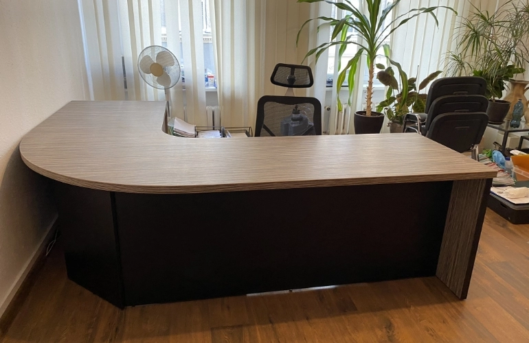 duże półokrągłe biurko